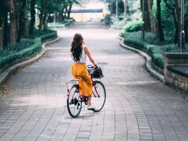 Haut Gesundheit Großstadt Mädchen mit Fahrrad im Park