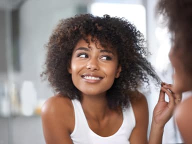 Olaplex 6: Wirkung und Anwendung Olaplex 6: Frau vor Spiegel