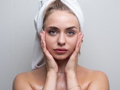 Azelainsäure Wirkstoff Frau cremt sich Gesicht ein