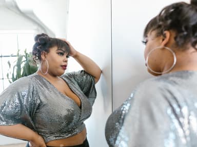 Mit diesem Pflaster-Trick kannst du auch schwere Ohrringe den ganzen Tag tragen Frau mit großen Ohrringen