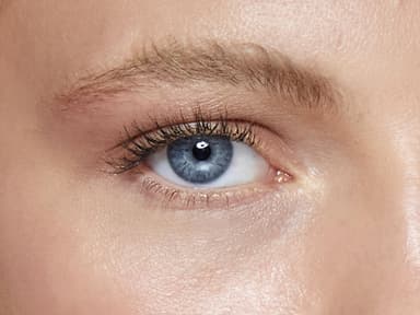 Diese Drogerie-Mascara ist die einzige, die meinen geraden Wimpern Schwung verleiht Frau mit getuschten Wimpern