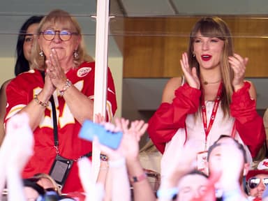 Taylor Swift mit der Mutter von Travis Kelce im Stadion Taylor Swift mit der Mutter von Travis Kelce