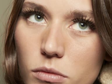 Geschwungene Wimpern Geschwungene Wimpern